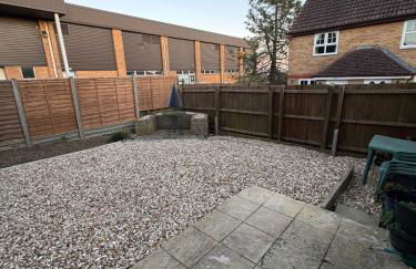 Northampton 2 King Bed SKY TV Driveway Earls Barton - Photo 6