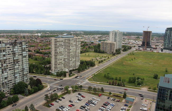 Lake View Luxury Condo by Elite Suites - Photo 24