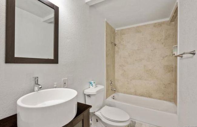 Experience Serenity in a 4BR 3BA Downtown Home - Foto 22