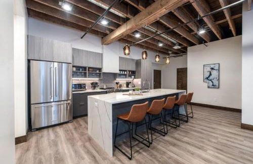 Walkable Downtown Loft with King Bed & Self Check in - Foto 3