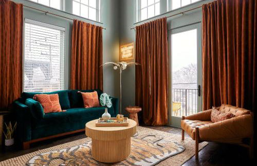 Upscale 12 South Penthouse with 2 Kings, Balcony 1 of 7 Themed Lofts at Cowrite, Find Coffee and Tacos Downstairs, Complimentary Spin Class, Walk to Shopping in 12 South, 10 Minutes to Broadway, Parking, 24 Hr Hospitality - Foto 1