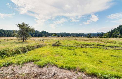 2 Mi to Downtown Coos Bay: Home w/ Deck, Fire Pits - Photo 24