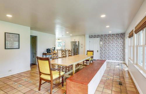 Riverfront Gem with Fire Pit in Eden - Foto 8