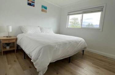 Modern 3 King Beds, Beautiful Large Backyard, WFH, Long Stays, Waterfall, WI-FI, FWY, 25 mins to Beach - Photo 24