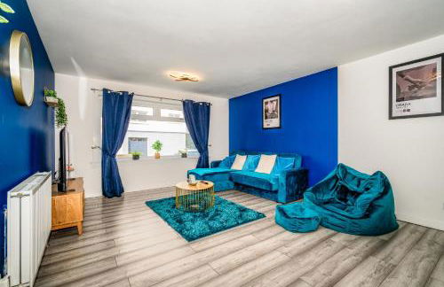 Sleek and Stylish 3 Bed in Greenock - Sleeps 8 - Photo 2