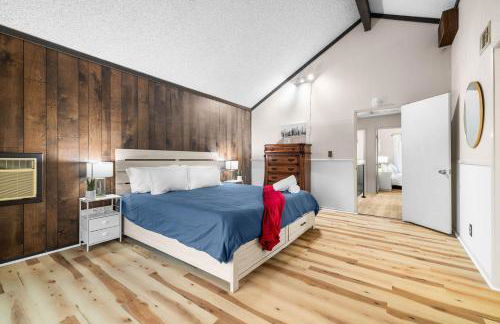 Mira Mesa Family Retreat 4BR with Balcony and Firepit - Photo 37