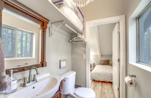 Fire Pit and Grill Spacious Forest Lakes Chalet - Foto 24