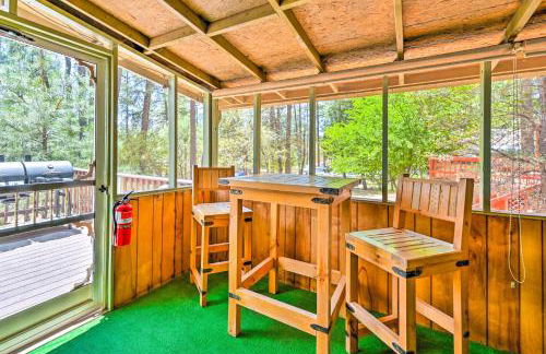 Near Hiking Trails Woodsy Pine Cabin with Fire Pit - Foto 17