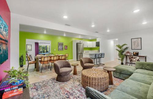 Spacious 4BD - Central Stay with Backyard & Games - Foto 15