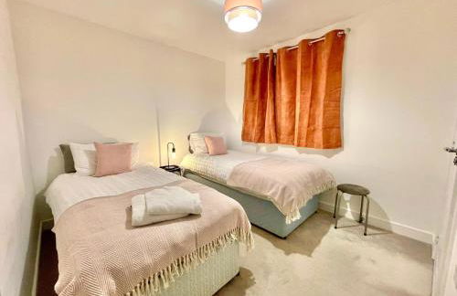 Churchill House 3 Bedroom Sleeps 6 Free Parking - Photo 8
