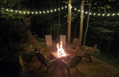 Serenity Falls - Stylish 4Bdr Mountain Retreat, Hot Tub, Pool - Foto 22