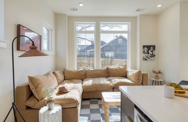 The Stage by Avantstay Chic 4bdr w/ Covered Balcony Modern + Newly Built - Photo 7