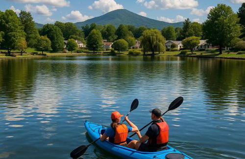 Stylish Lake Hs w/ hot tub: Walk to Blk Mtn Shops - Foto 16