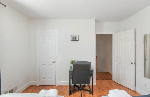 3BR Colonial House with Parking by CozySuites - Foto 10