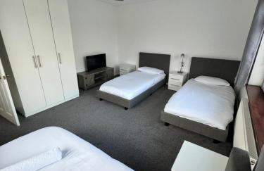 Contractor and Family, Private Detached Property DY5 - Foto 6