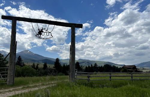 Scenic Mountain Cabin with Creekside Deck & Outdoor Fireplace near North Meadow Creek, Montana - Foto 10