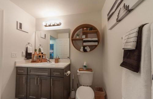 Modern and Stylish KING bed Wifi FREE Parking - Foto 17