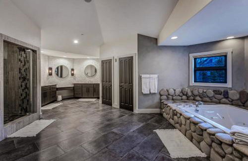 Cozy mountain home w riverfront patio - Foto 66