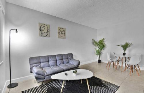 Stylish Hideaway Pool Downtown Boca - Photo 9