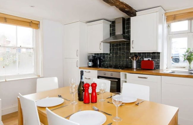 Charming 3bd Townhouse Right in the City Centre - Photo 13