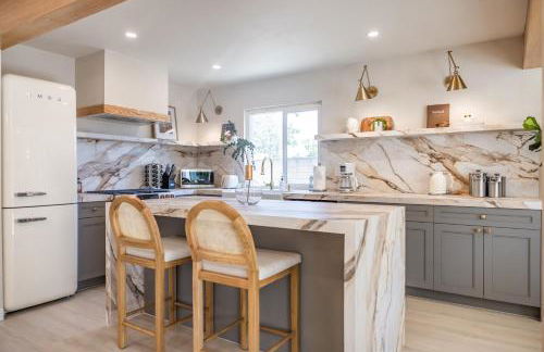 @ Marbella Lane - Vibrant & Chic Designer Home - Photo 52