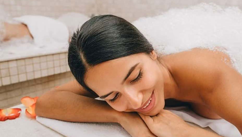 Femme profitant d'un massage à la mousse