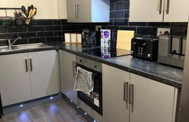 Luxury Modern Apartment, Sleeps 4 and Games Room - Photo 8