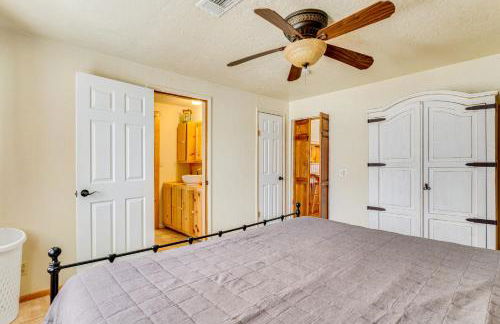 Hike, Fish and Explore Family Cabin in Sulphur! - Foto 22