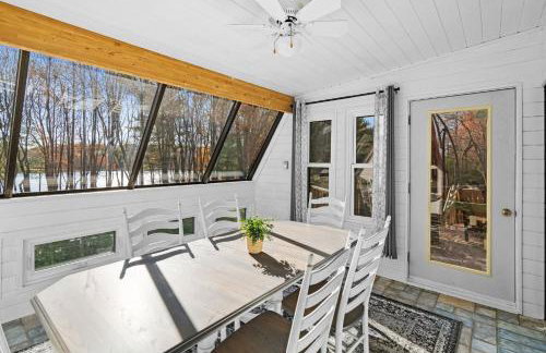 Lakefront with Beach Game Room Fire-pit and More - Foto 64