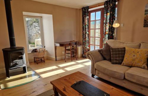 Highland River Cottage with Hot Tub - Foto 10