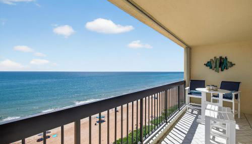 Renovated direct oceanfront condo with spacious balcony, heated pool, and garage parking - Foto 2