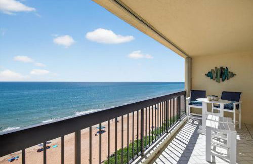 Renovated direct oceanfront condo with spacious balcony, heated pool, and garage parking - Foto 2