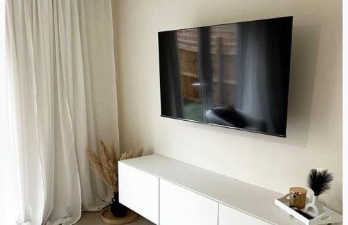 3-Bed House Sleeps 5 Free Parking - Photo 9