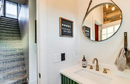 Stylish Omaha Home with Balcony - 2 Mi to Downtown! - Foto 12