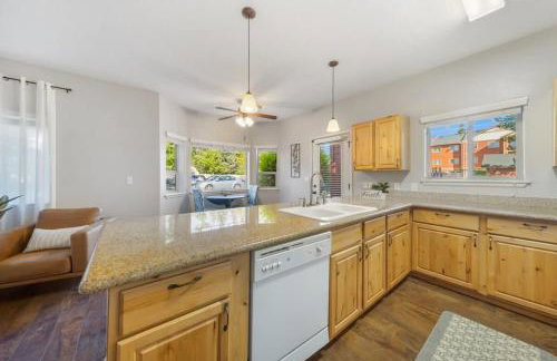 Condo with Sauna & Fitness Center, Extended Stay Savings - Foto 18