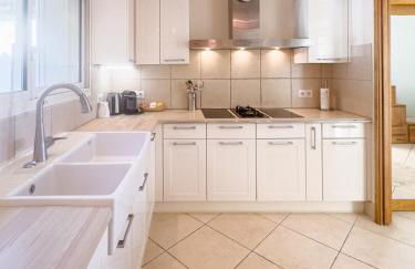 Exclusive Authentic Riviera Villa - Private Pool, Pétanque Court, Panoramic Mediterranean Sea & Estérel Mountain Views - Foto 12