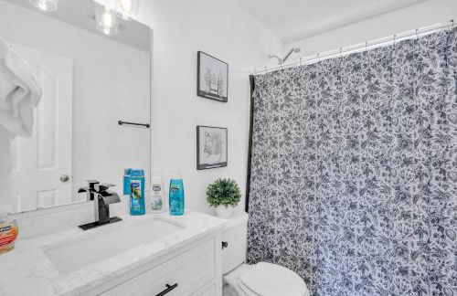 Updated University Area Home with Hot Tub Near Charlotte Your Perfect Retreat - Foto 13