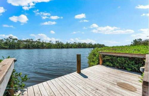 Blue Lagoon Hideaway 3BR Coastal Chic Retreat - Photo 3