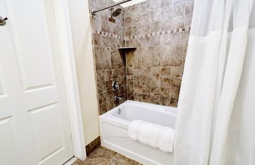 Mountain Creek Resort at Appalachian Hotel - Pool & Hot Tub - Foto 7