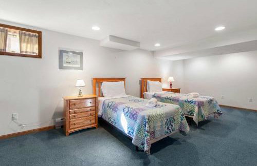 Spacious Home with Direct Pond Access! - Foto 34