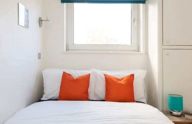 Sunny Modern Nr Beach Village w Parking - Photo 18