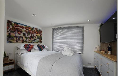 Spacious 4-Bed Home Free Parking, Private Garden - EcuaStay - Foto 14