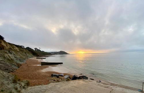 BAYVIEW self-catering coastal bungalow in rural West Wight - Photo 16