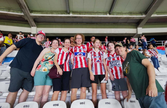 Match de football à Barranquilla avec des supporters locaux - Photo 11