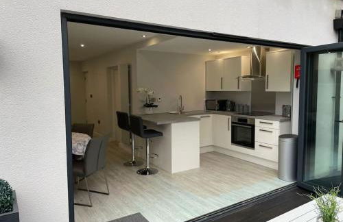 Couples Canalside Retreat with Hot Tub & Pergola - Photo 6