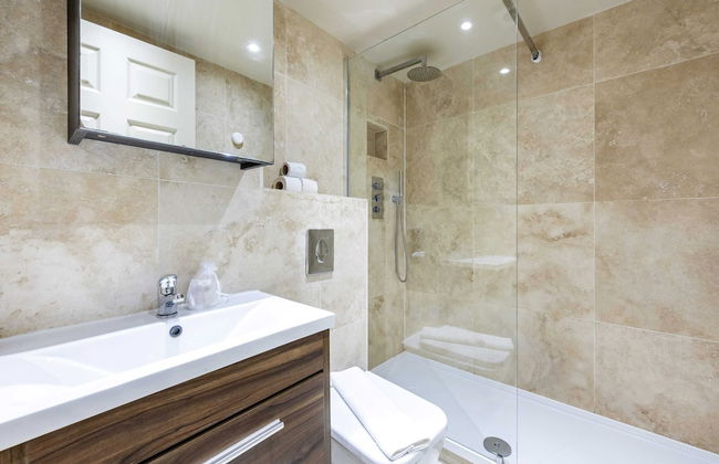 Beautiful 3-bed in the Heart of London With Parking-hosted by Sweetstay - Photo 15