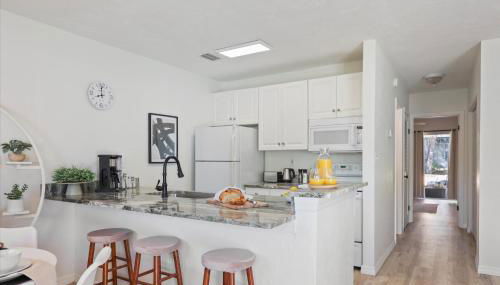 The YinYang - King Bed , Workspace , Full Kitchen - Foto 4