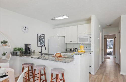 The YinYang - King Bed , Workspace , Full Kitchen - Foto 4