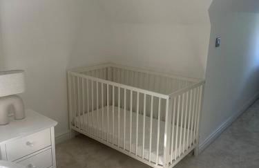 Contemporary detached house short train to London - Photo 25