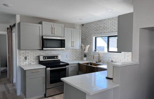 Large Five Bedroom house with outdoor patio with Jacuzzi and television! - Foto 44